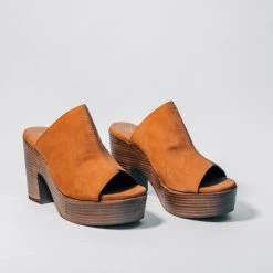SEYCHELLES INVIGORATED - TAN NUBUCK New