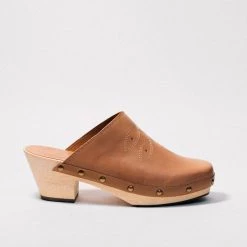 New BIRD OF FLIGHT SHY CLOG - MAPLE