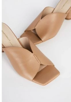 Intentionally Blank IB KAMIKA MULE - CLAY