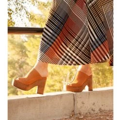 SEYCHELLES INVIGORATED - TAN NUBUCK New